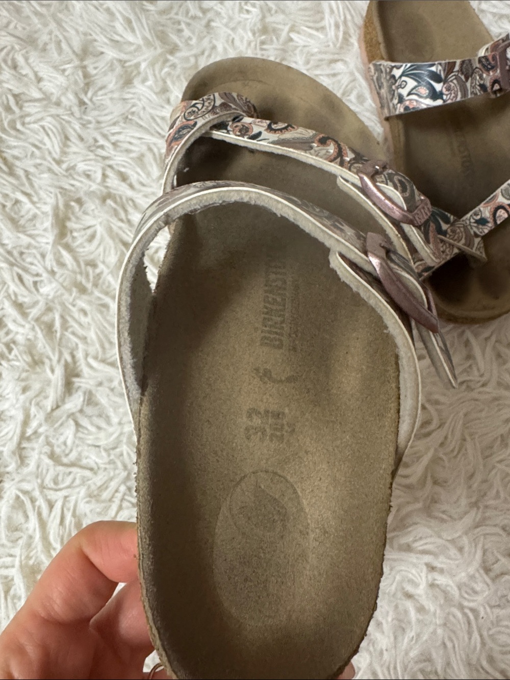 Kids Birckenstock Print Toe-Loop Sandals in Cream and Green - Picture 3 of 7